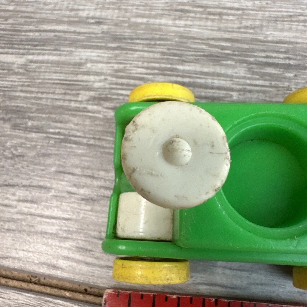 Vintage Fisher Price Little People Green Car Yellow Wheels Plastic Toy Vehicle‎